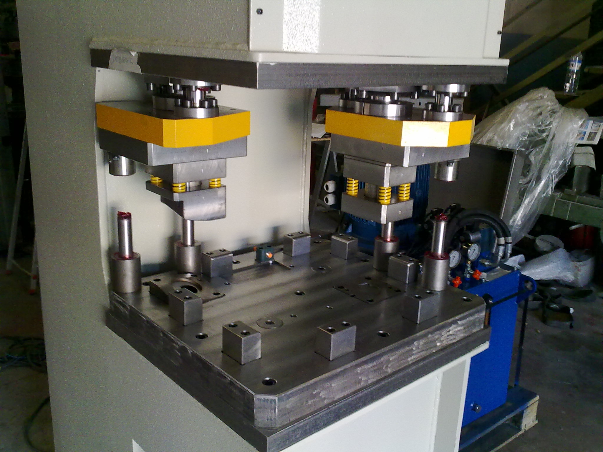 Matriz especial acoplada a prensa hidraúlica