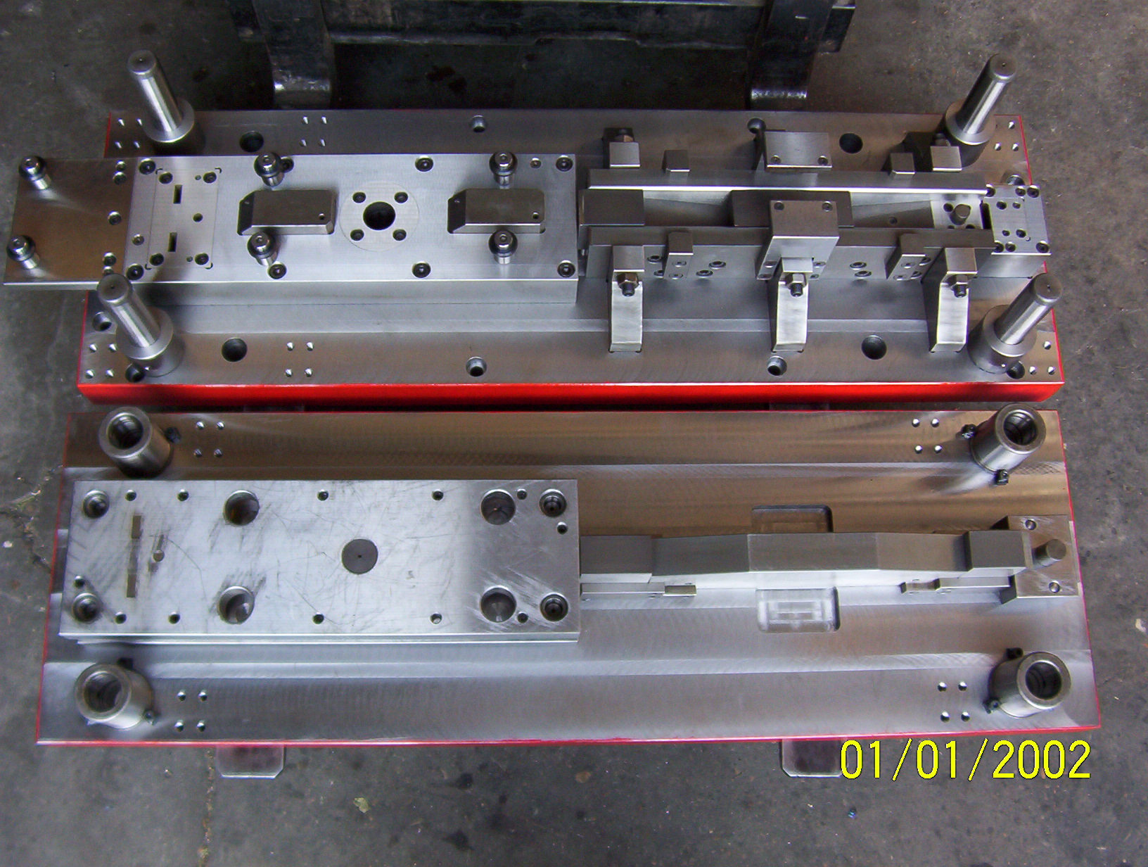 Matriz progresiva para cortar y doblar patas de vallas